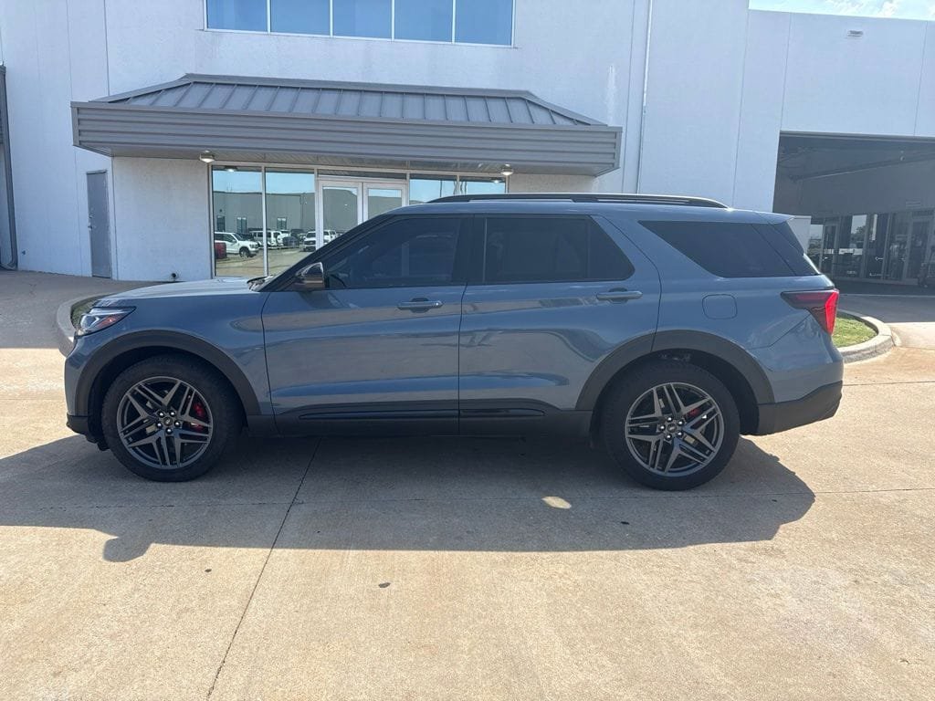 Used 2025 Ford Explorer ST AWD/4WD image 4