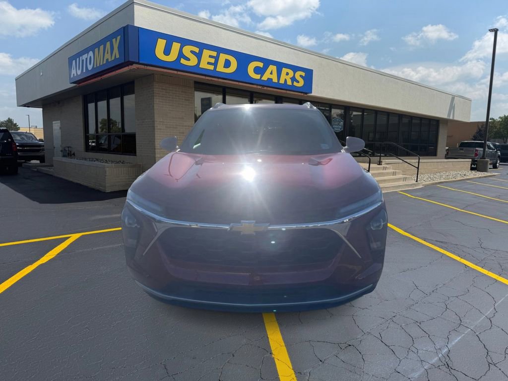 Used 2024 Chevrolet Trax LT w/ Driver Confidence Package FWD image 3
