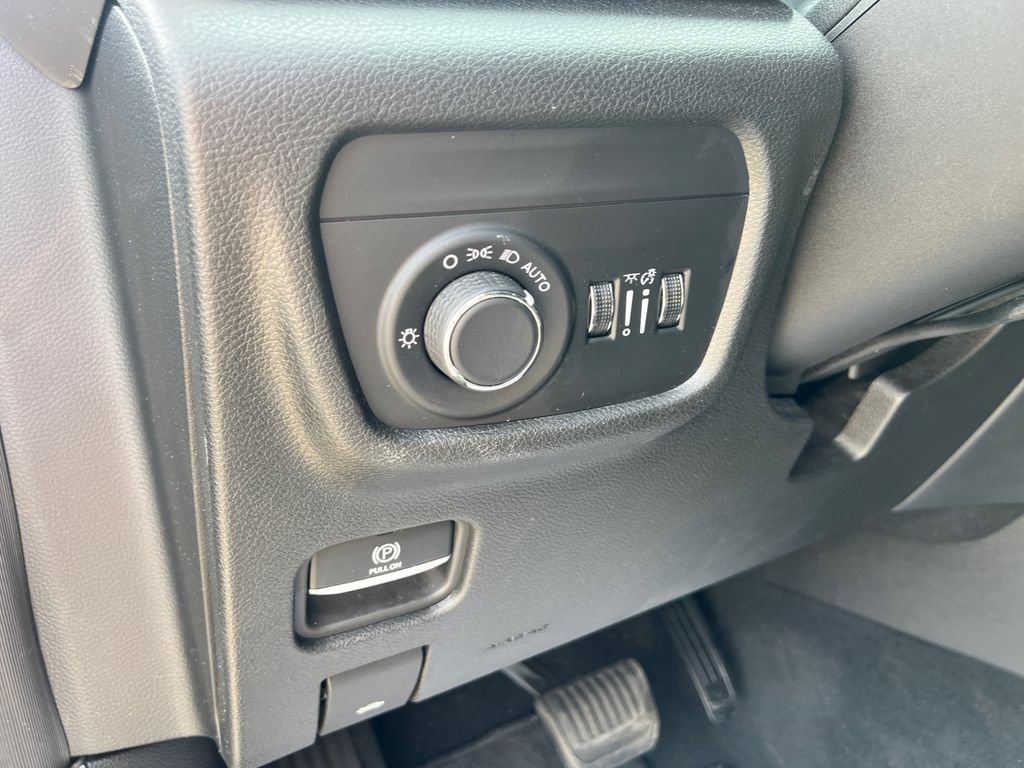 Used 2024 Jeep Grand Cherokee Altitude AWD/4WD image 19