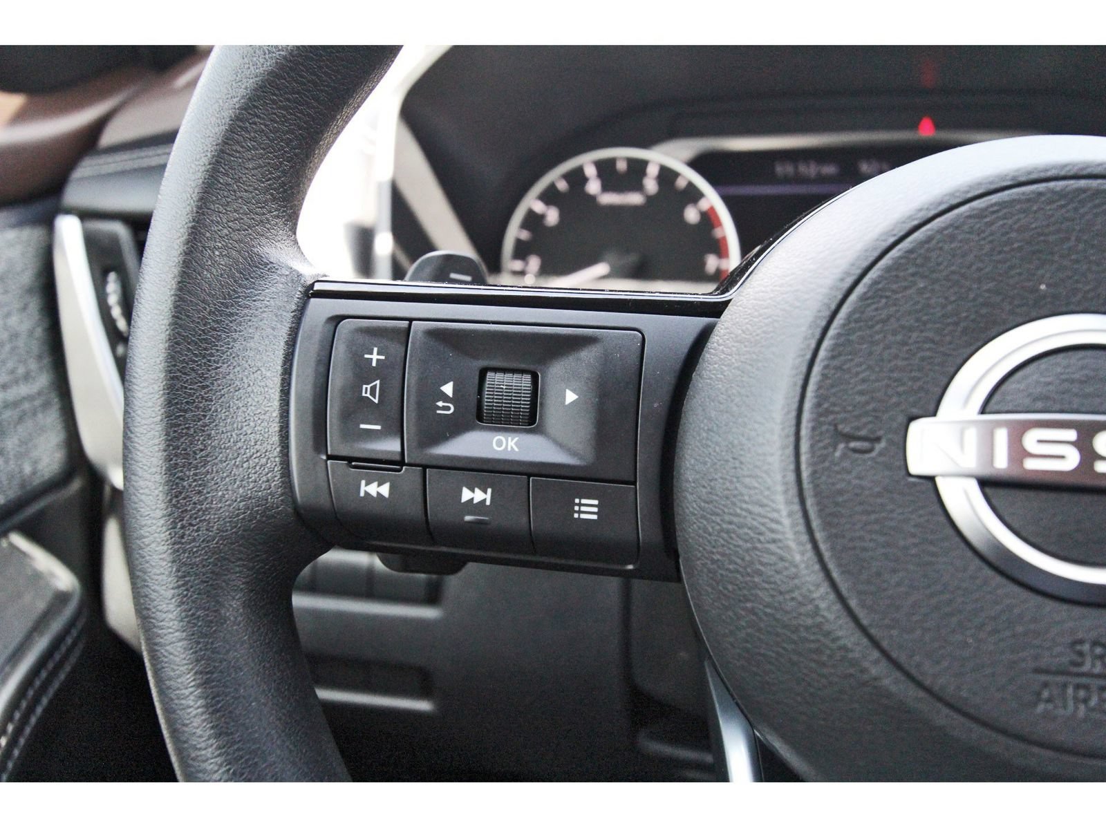 Used 2023 Nissan Rogue SV FWD image 23