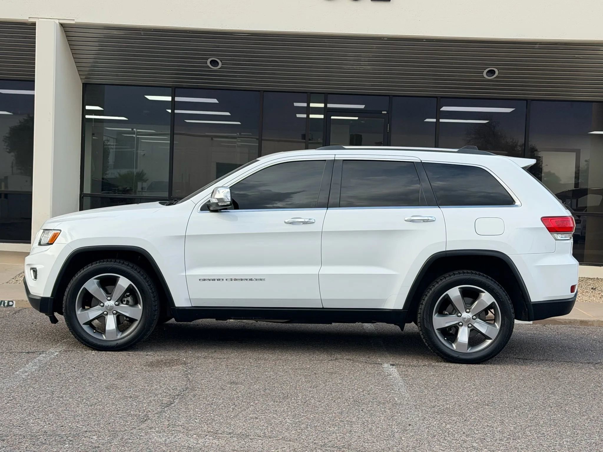 Used 2015 Jeep Grand Cherokee Limited w/ Luxury Group II image 4