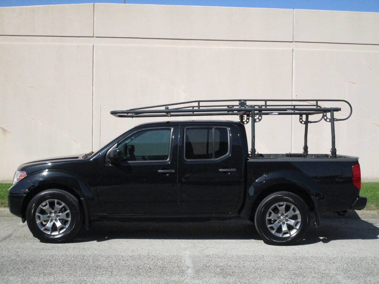 Used 2021 Nissan Frontier SV image 2
