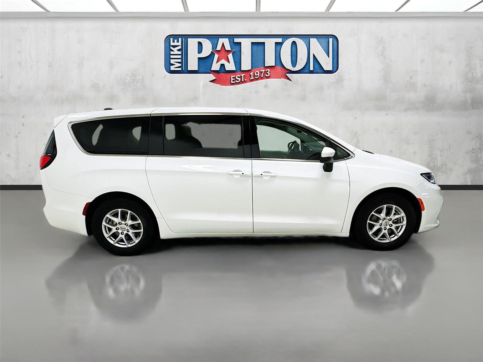 Used 2023 Chrysler Pacifica Touring-L image 8