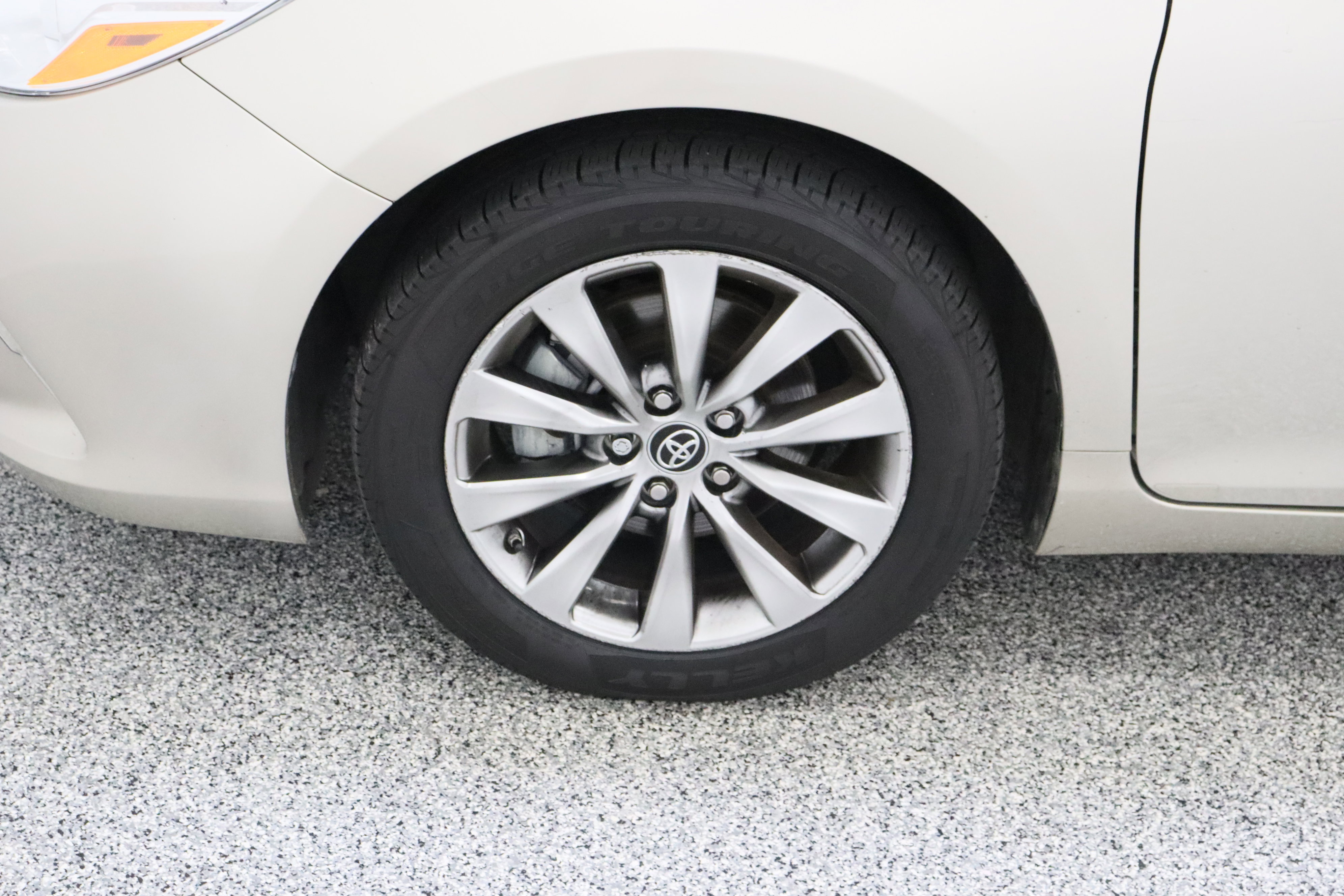 Used 2017 Toyota Camry XLE w/ Moonroof Package FWD image 11