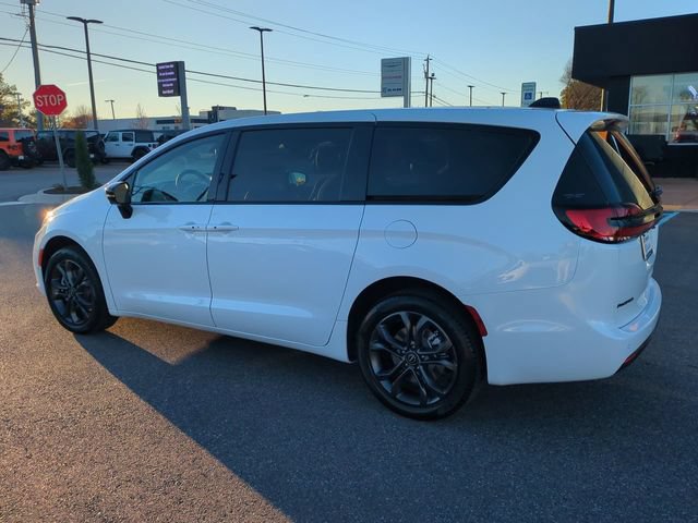 New 2026 Chrysler Pacifica Select AWD/4WD image 6