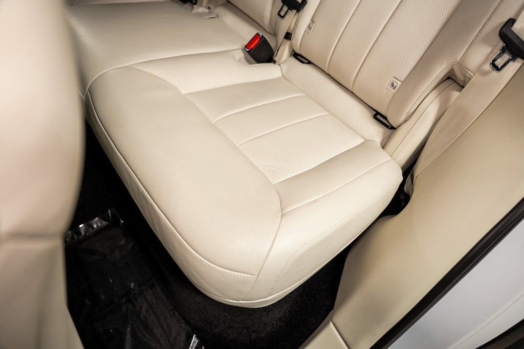 Used 2025 Land Rover Range Rover SE image 36