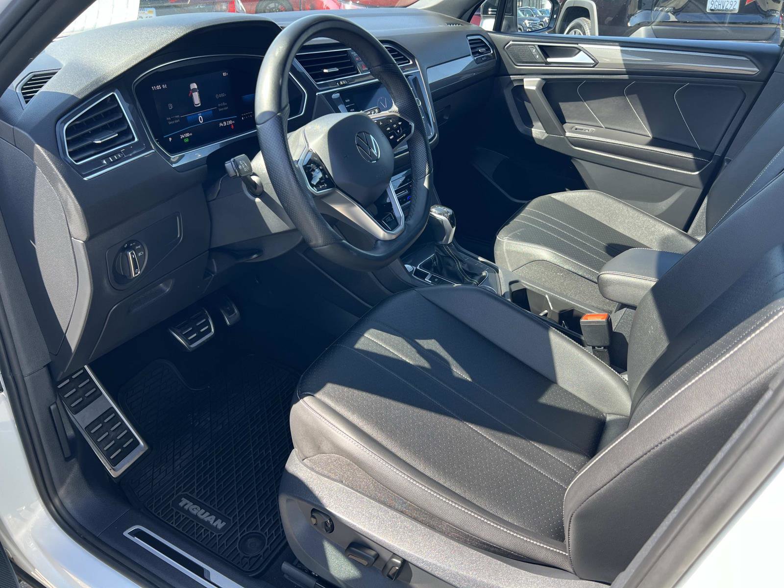 Certified 2022 Volkswagen Tiguan SE R-Line image 3