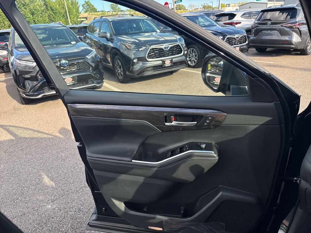 New 2026 Toyota Highlander Platinum AWD/4WD image 32