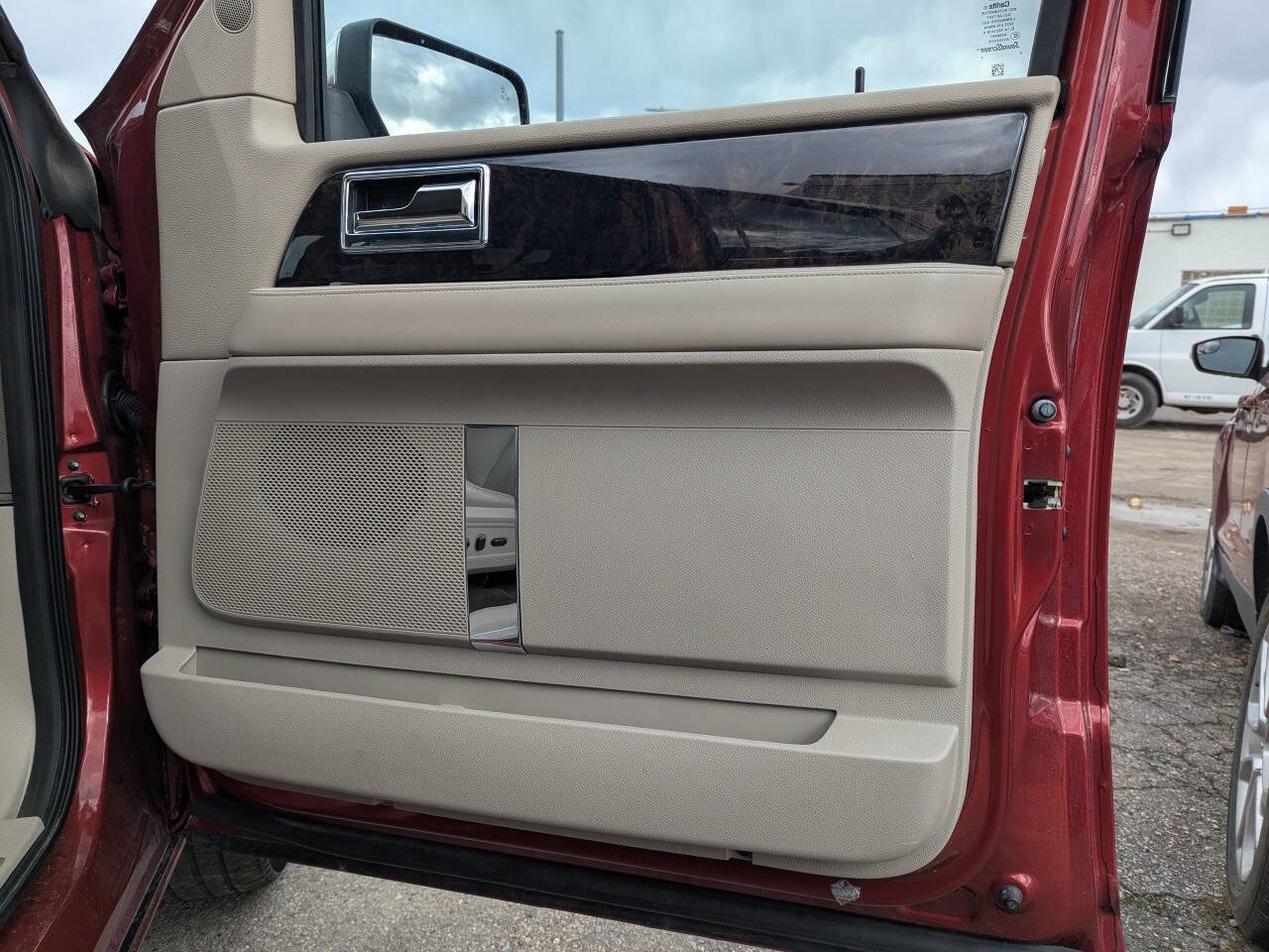 Used 2016 Lincoln Navigator Select image 9