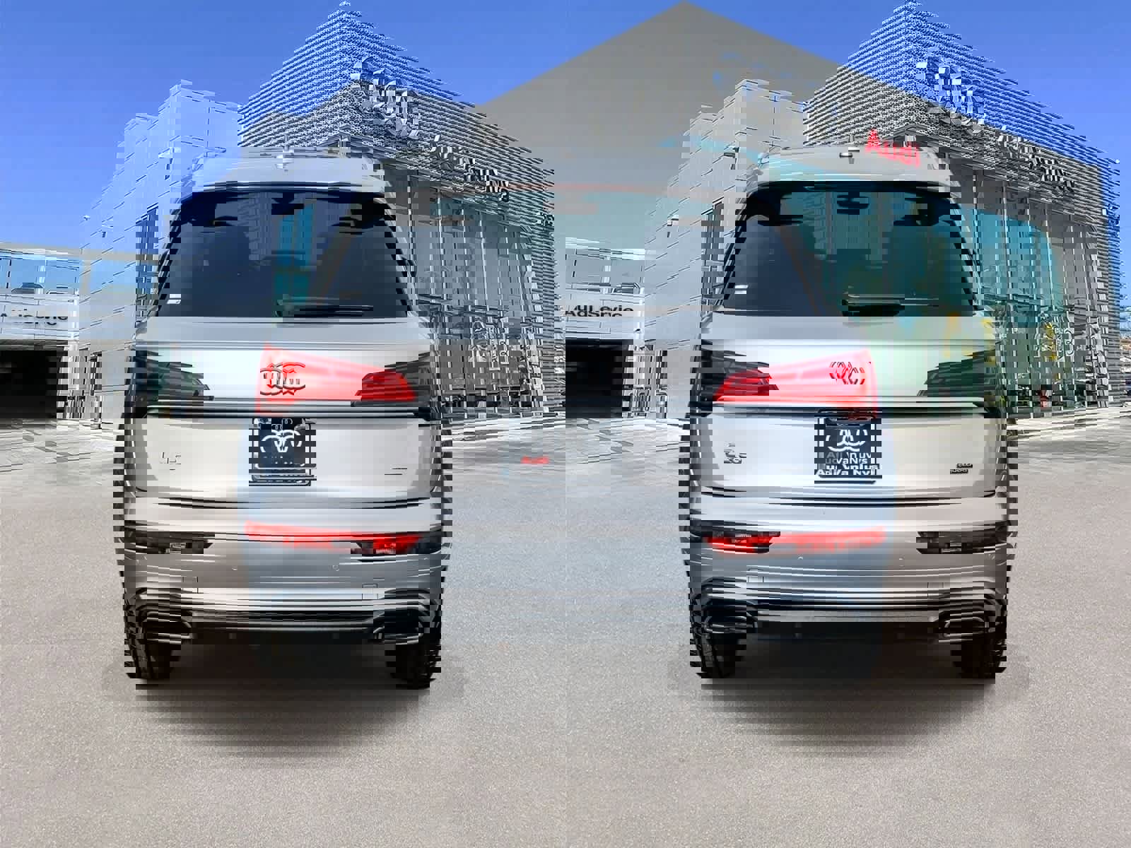 Used 2023 Audi Q5 2.0T Premium w/ Convenience Package image 3