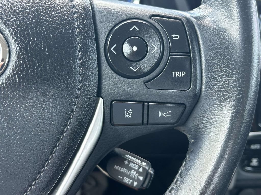 Used 2018 Toyota Corolla XLE FWD image 24