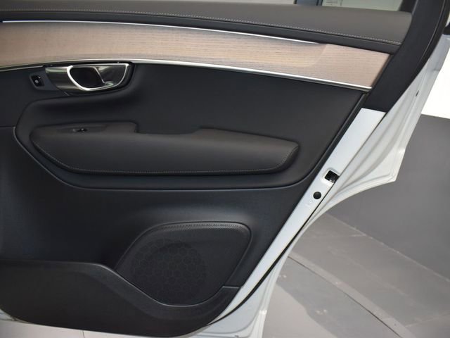 Used 2025 Volvo XC90 B5 Plus w/ Protection Package Premier image 15