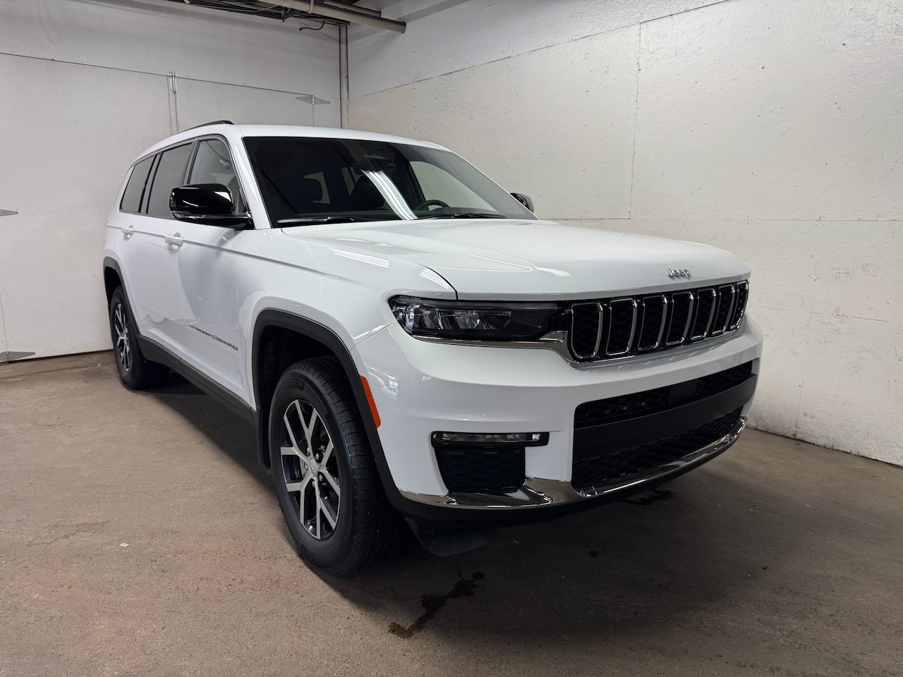 Used 2025 Jeep Grand Cherokee L Limited w/ Trailer Tow Package AWD/4WD image 4