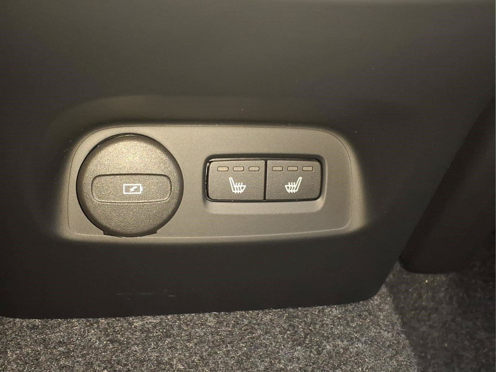 Certified 2026 Volvo XC40 B5 Plus w/ Protection Package Premier AWD/4WD image 15