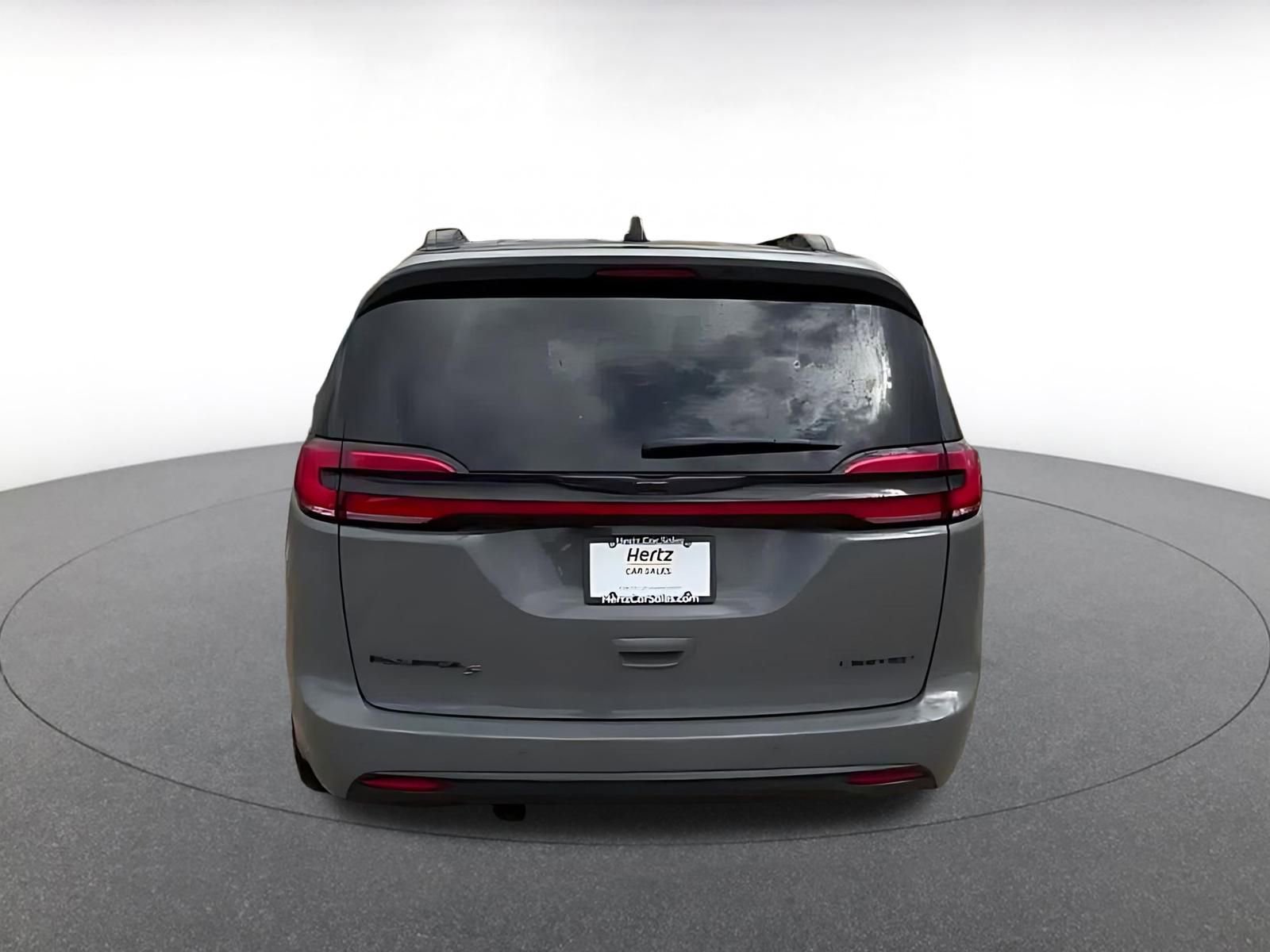 Used 2025 Chrysler Pacifica Limited image 12