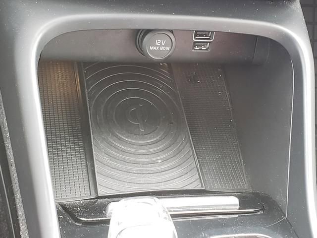 Used 2019 Volvo XC40 T4 Inscription image 32