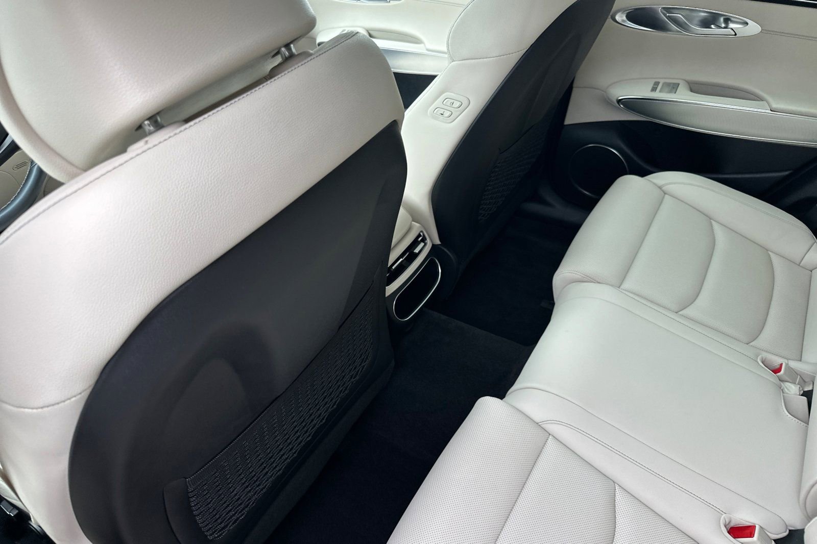 Used 2023 Genesis GV70 2.5T w/ Select Package image 14