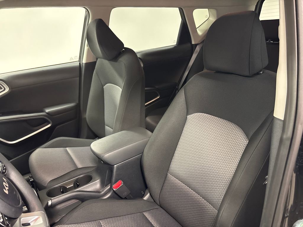 Used 2025 Kia Soul LX w/ LX Technology Package FWD image 23