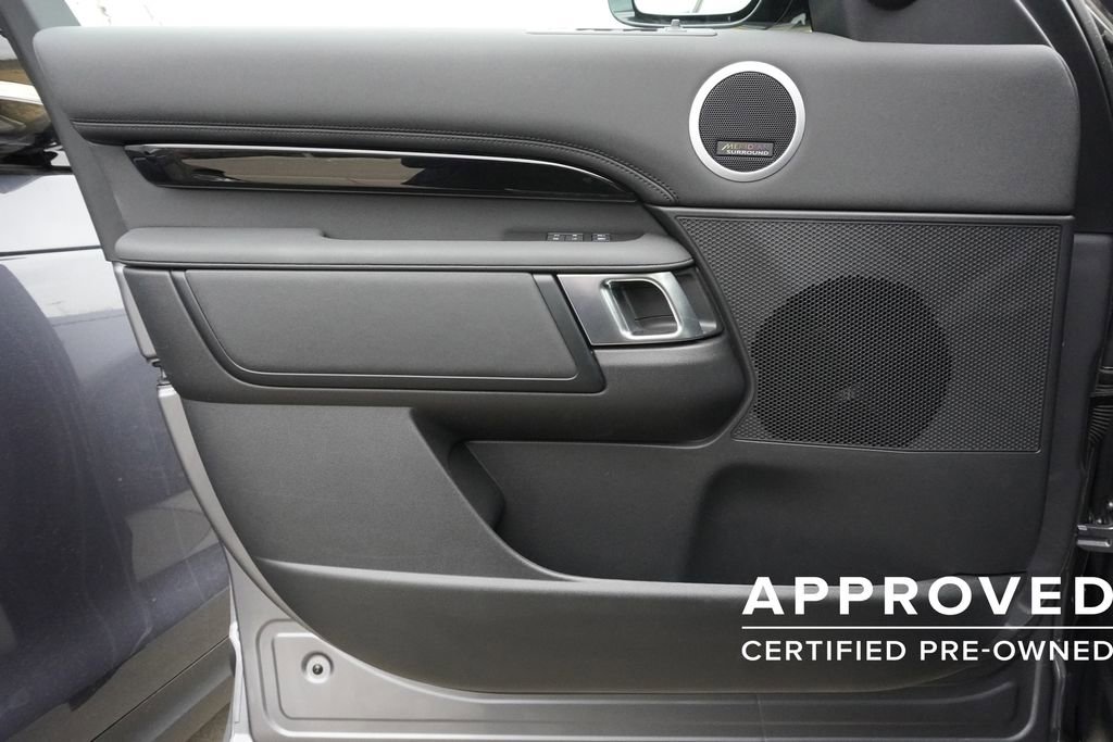 Used 2025 Land Rover Discovery S image 17