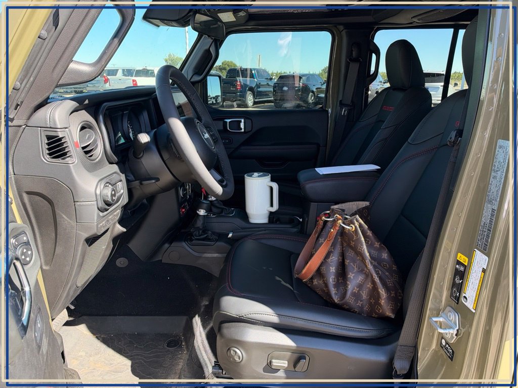 Used 2025 Jeep Gladiator Rubicon w/ Convenience Group AWD/4WD image 2
