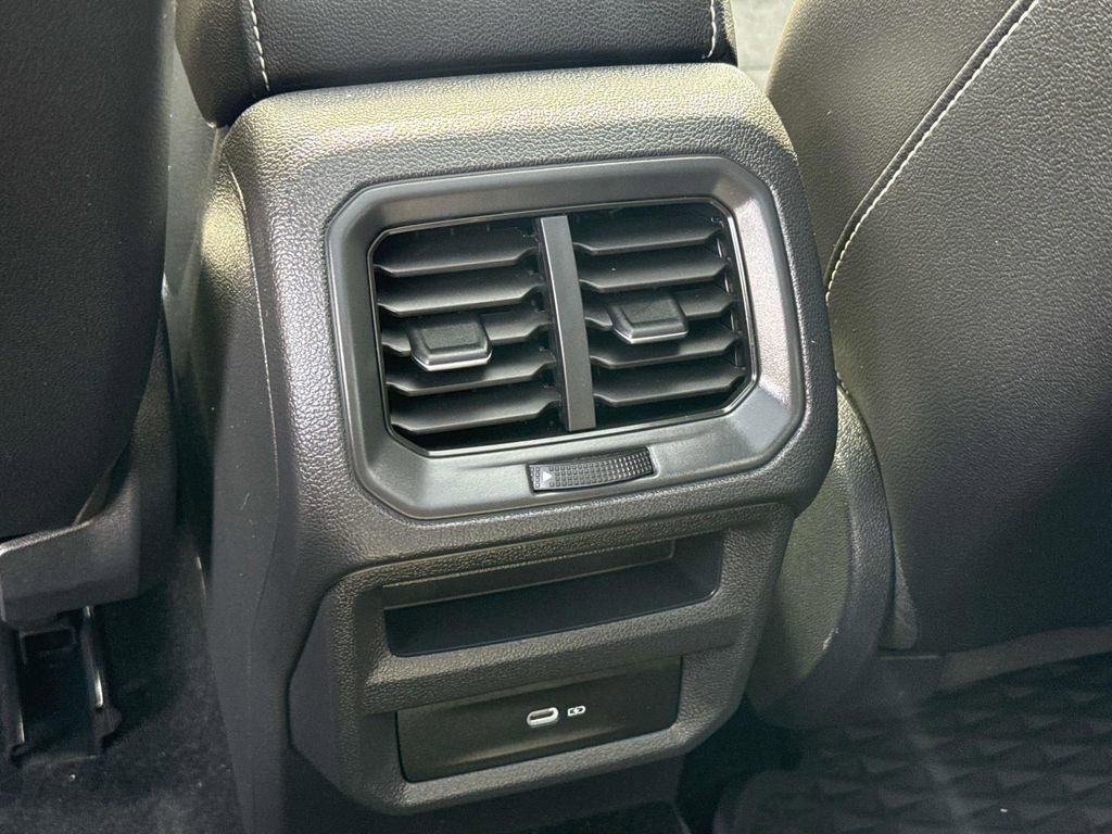 Used 2022 Volkswagen Taos SE w/ Panoramic Sunroof Package FWD image 11