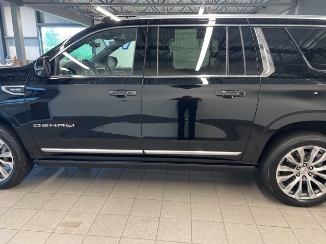 Used 2021 GMC Yukon XL Denali w/ Denali Premium Package image 4