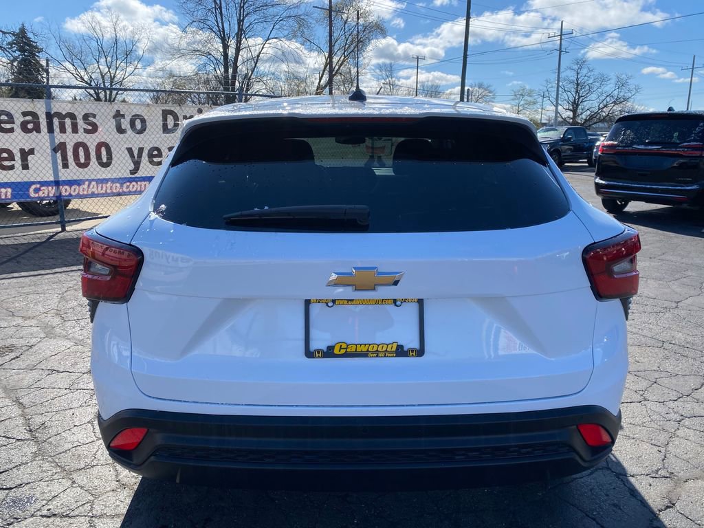 Used 2025 Chevrolet Trax LS w/ Driver Confidence Package FWD image 3