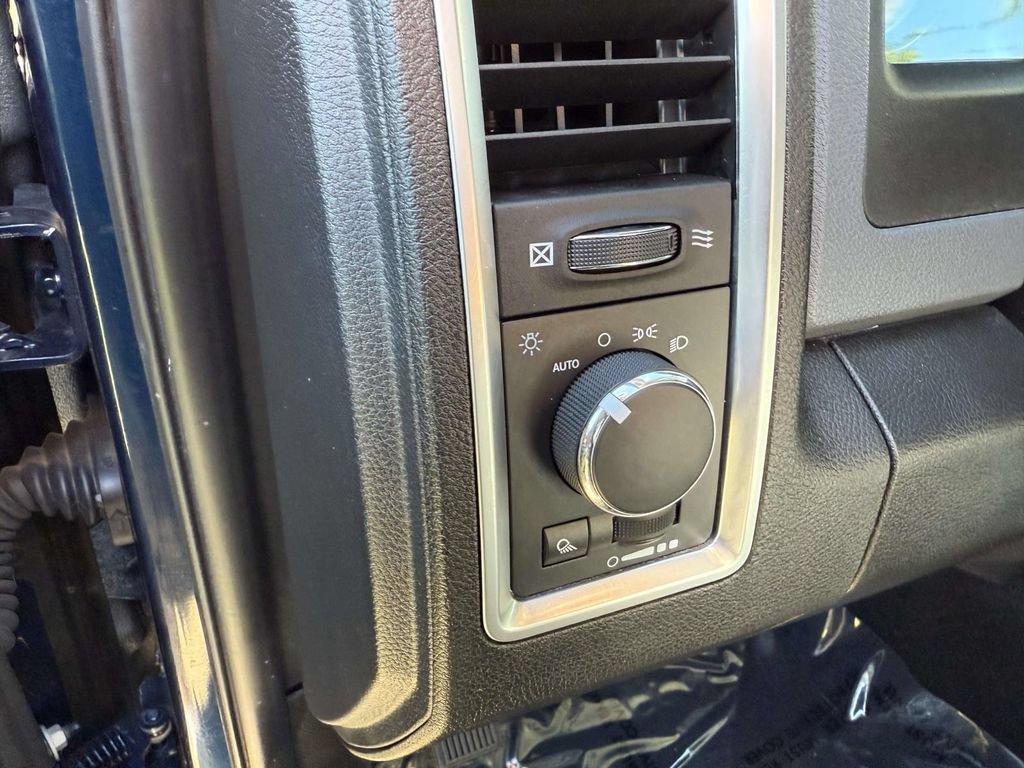 Used 2019 RAM 1500 Classic SLT AWD/4WD image 31