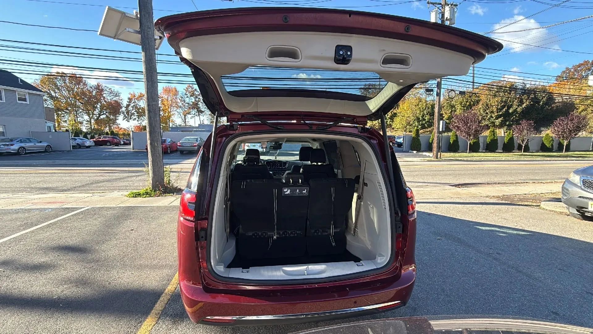 Used 2021 Chrysler Pacifica Touring-L image 27