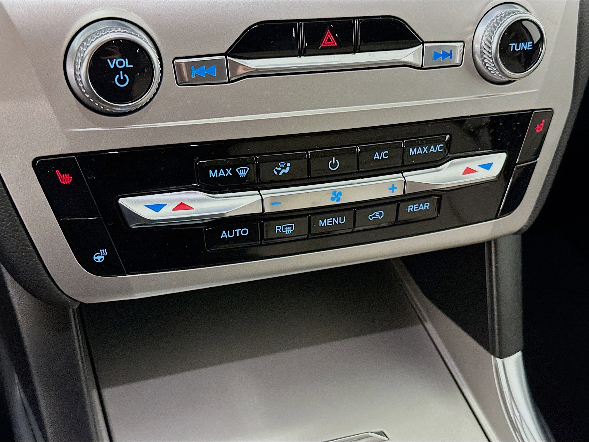 Used 2022 Ford Explorer XLT w/ Equipment Group 202A image 24