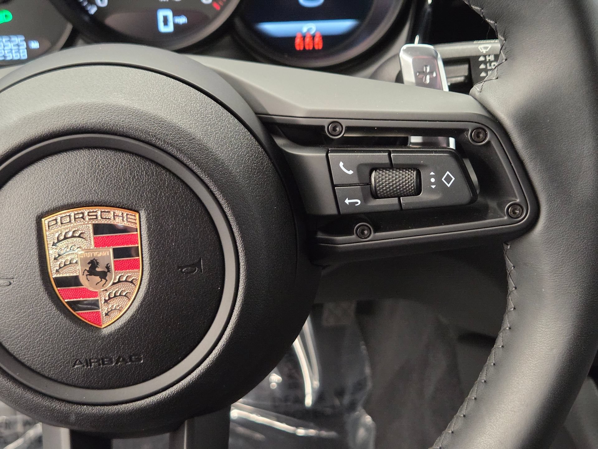 Certified 2025 Porsche Macan AWD/4WD image 19