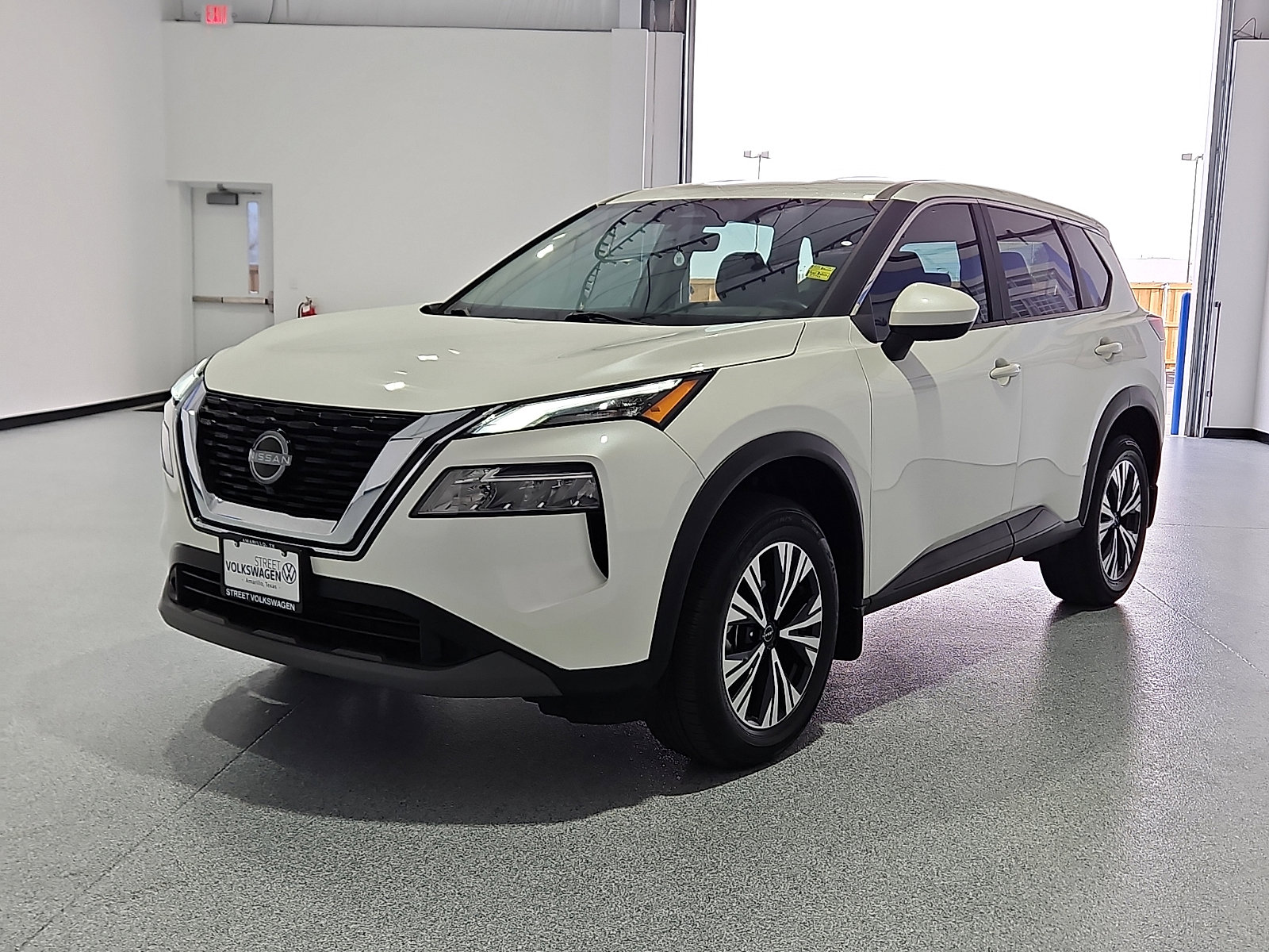 Used 2023 Nissan Rogue SV image 2