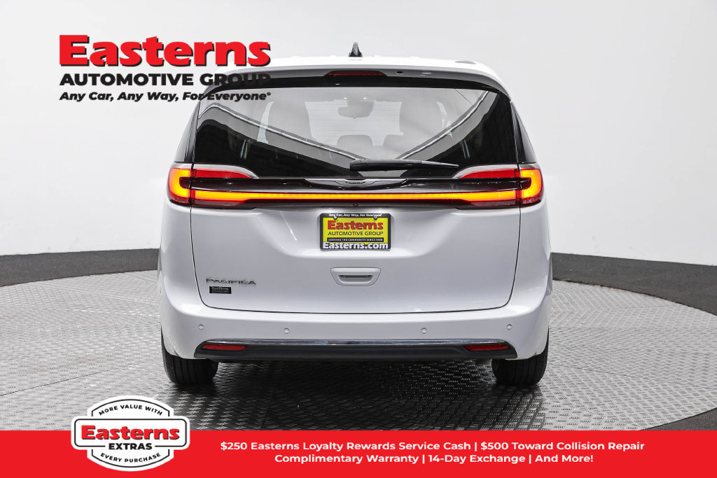 Used 2023 Chrysler Pacifica Touring-L FWD image 7