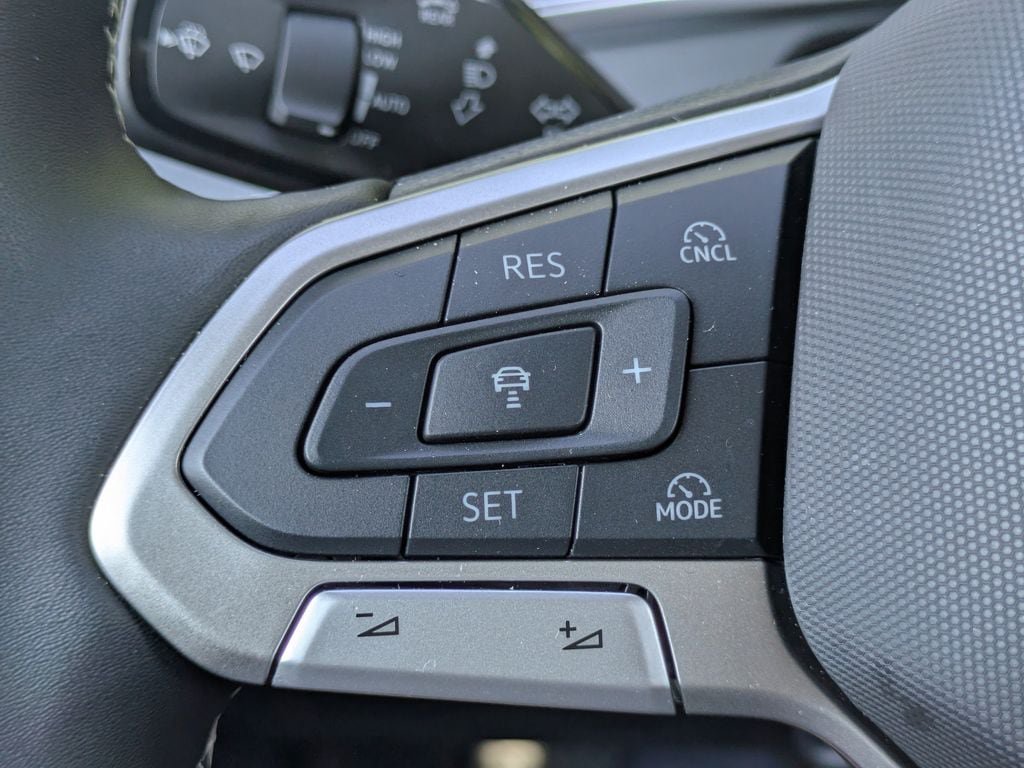 Certified 2025 Volkswagen Tiguan SE FWD image 24