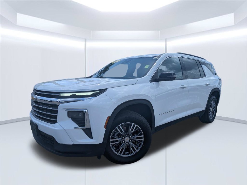 Used 2025 Chevrolet Traverse LT FWD image 1