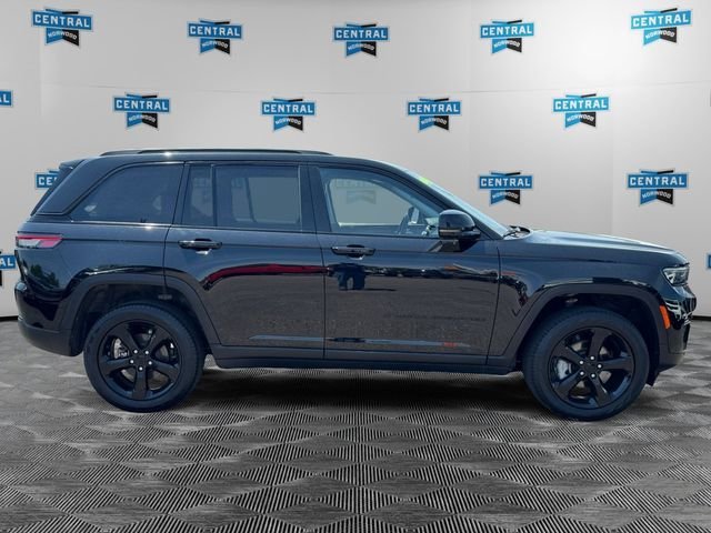 Used 2023 Jeep Grand Cherokee Limited w/ Black Appearance Package AWD/4WD image 7