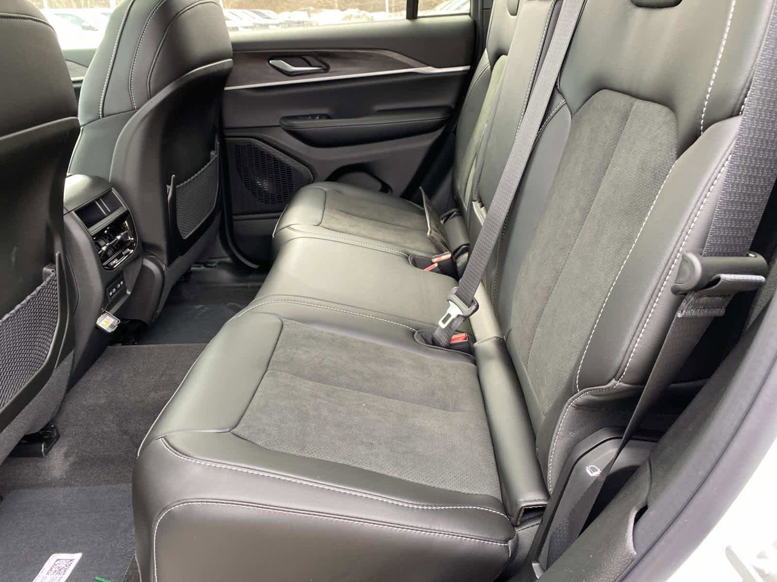 New 2026 Jeep Grand Cherokee Altitude image 7