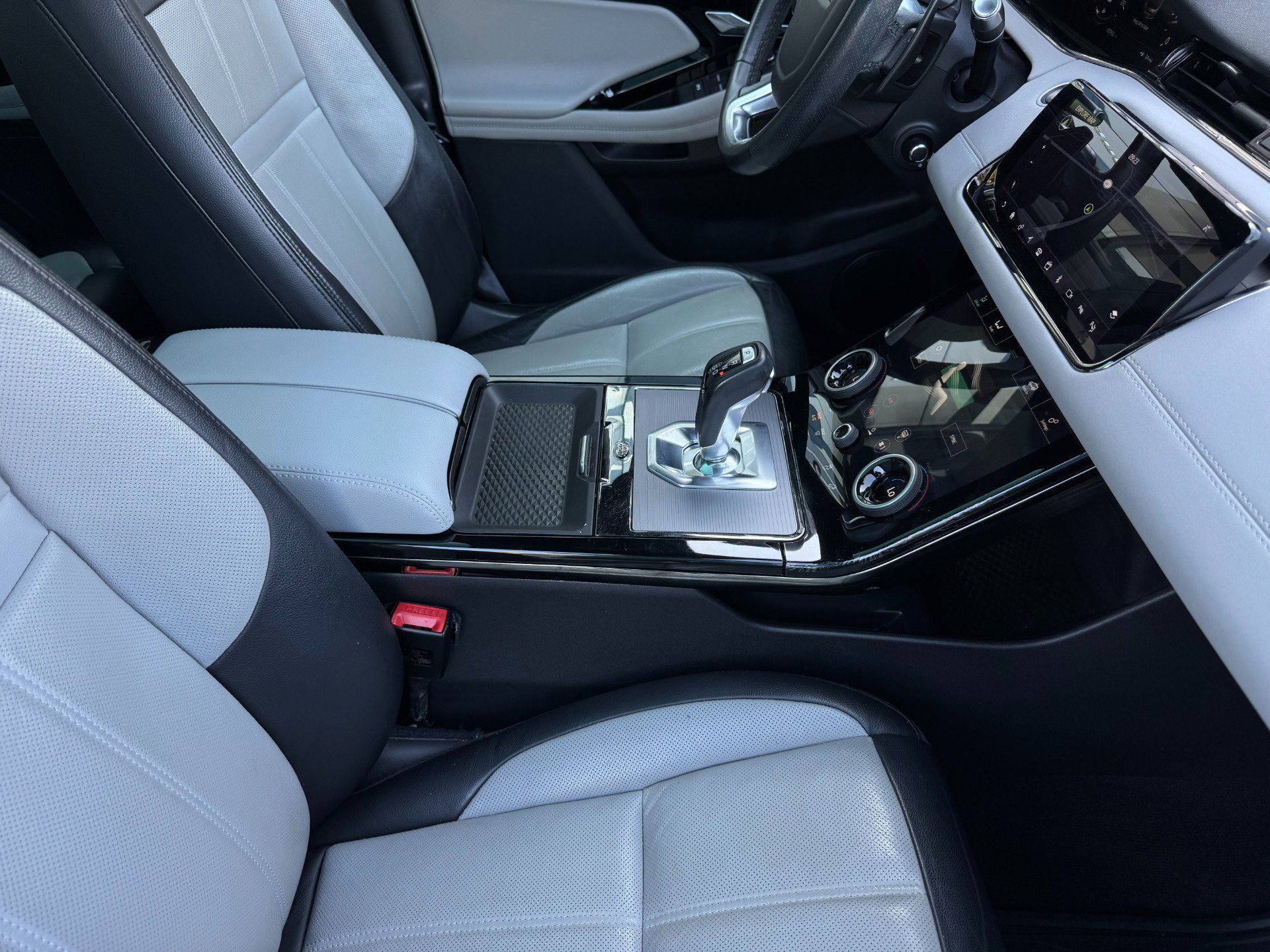 Used 2020 Land Rover Range Rover Evoque R-Dynamic SE image 27