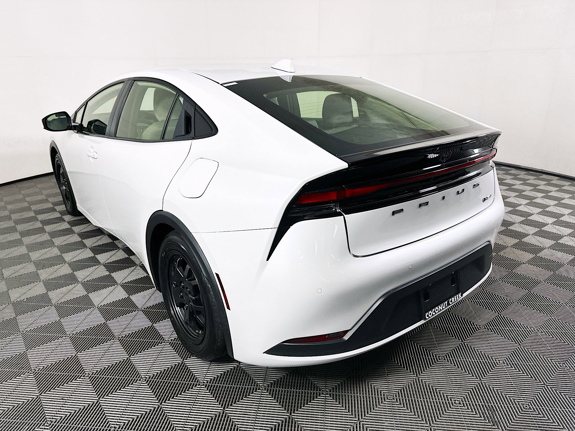 Used 2023 Toyota Prius LE FWD image 5