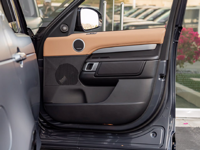New 2026 Land Rover Discovery Limited Edition AWD/4WD image 36