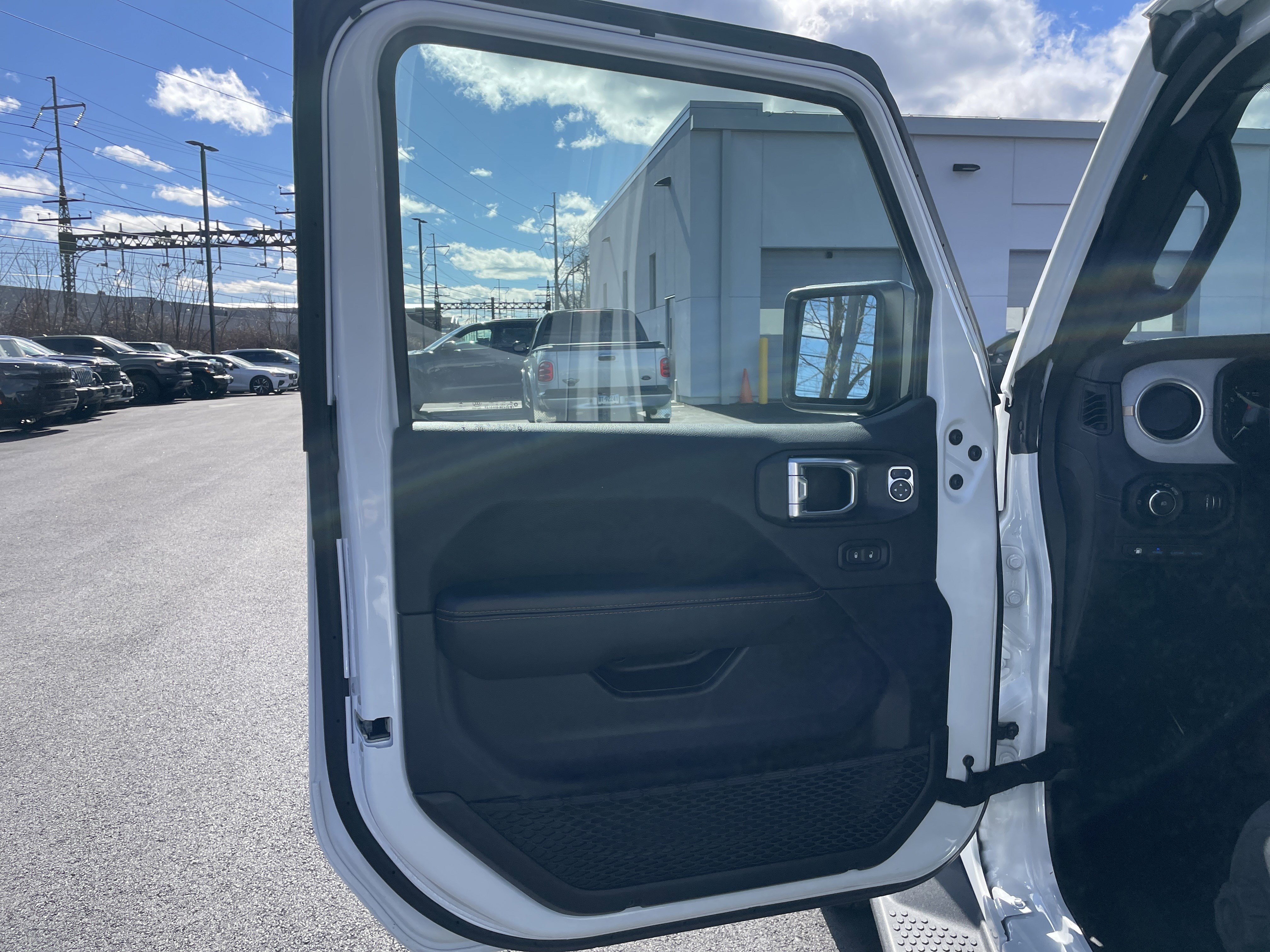 Used 2025 Jeep Wrangler Sahara image 30