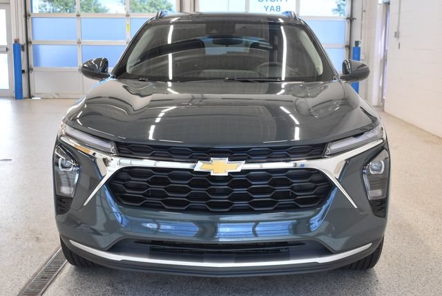 Used 2025 Chevrolet Trax LT w/ LT Convenience Package FWD image 3