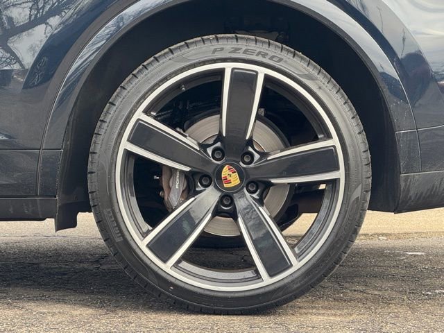 Used 2022 Porsche Cayenne Platinum Edition w/ Premium Package Plus image 3
