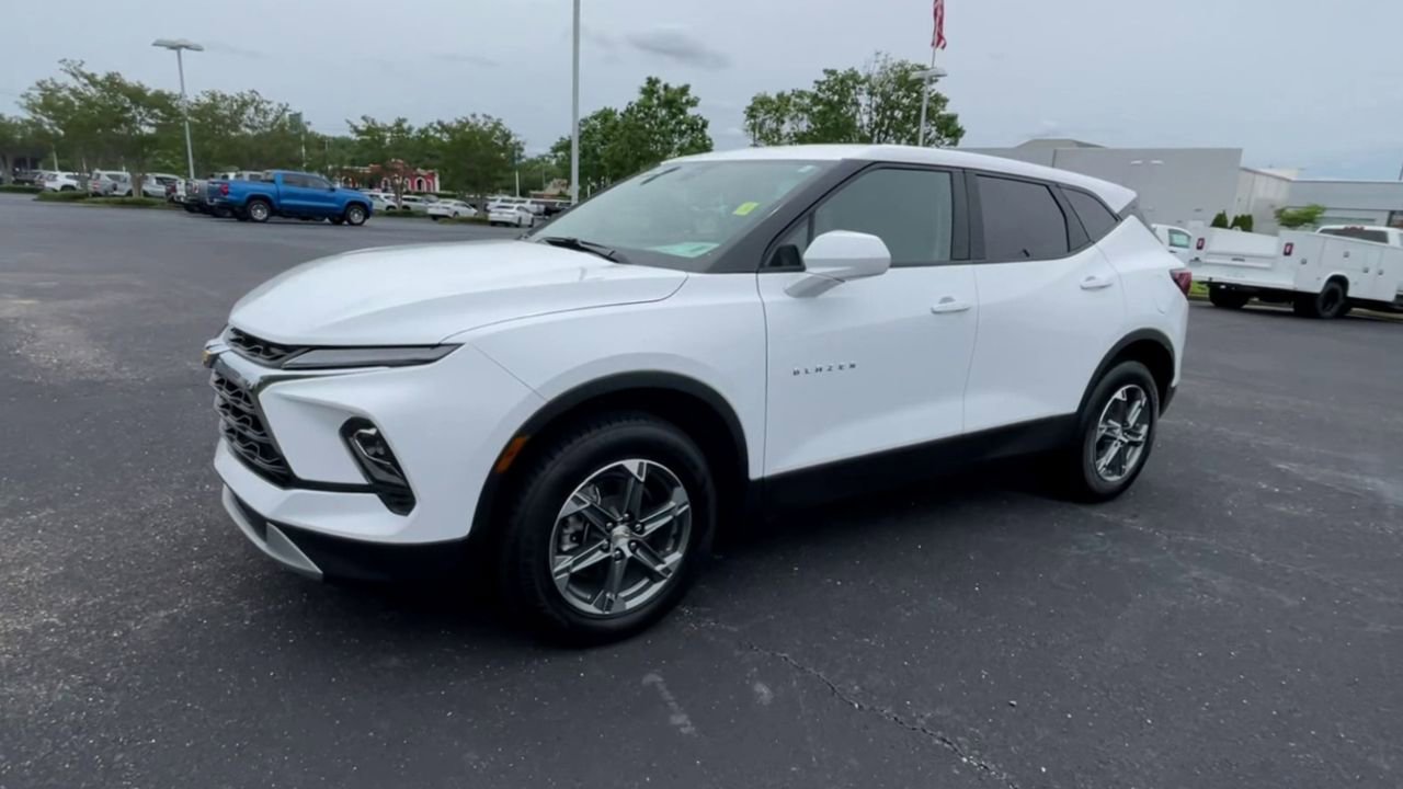Used 2025 Chevrolet Blazer LT FWD image 4