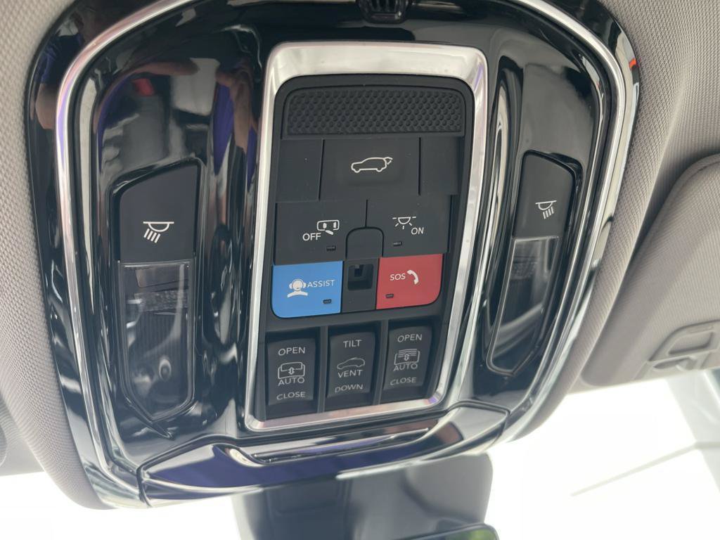 Used 2022 Jeep Grand Cherokee Overland w/ Adv Protech Group III AWD/4WD image 12