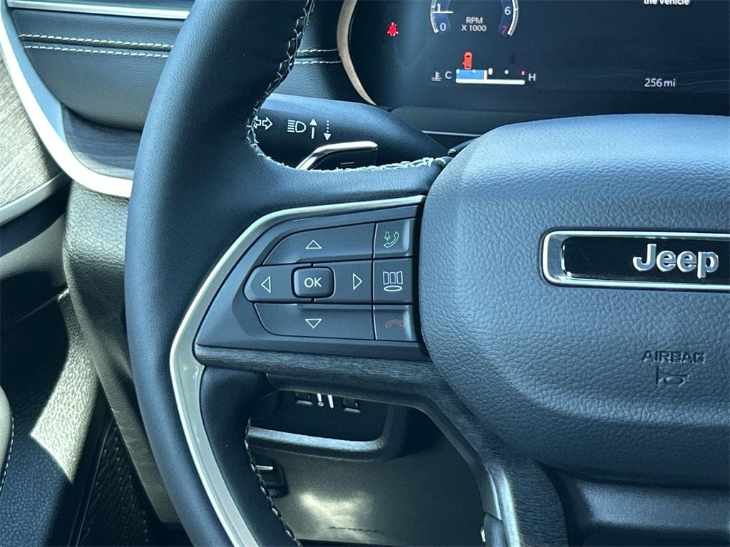 Used 2025 Jeep Grand Cherokee Limited w/ Black Appearance Package image 9