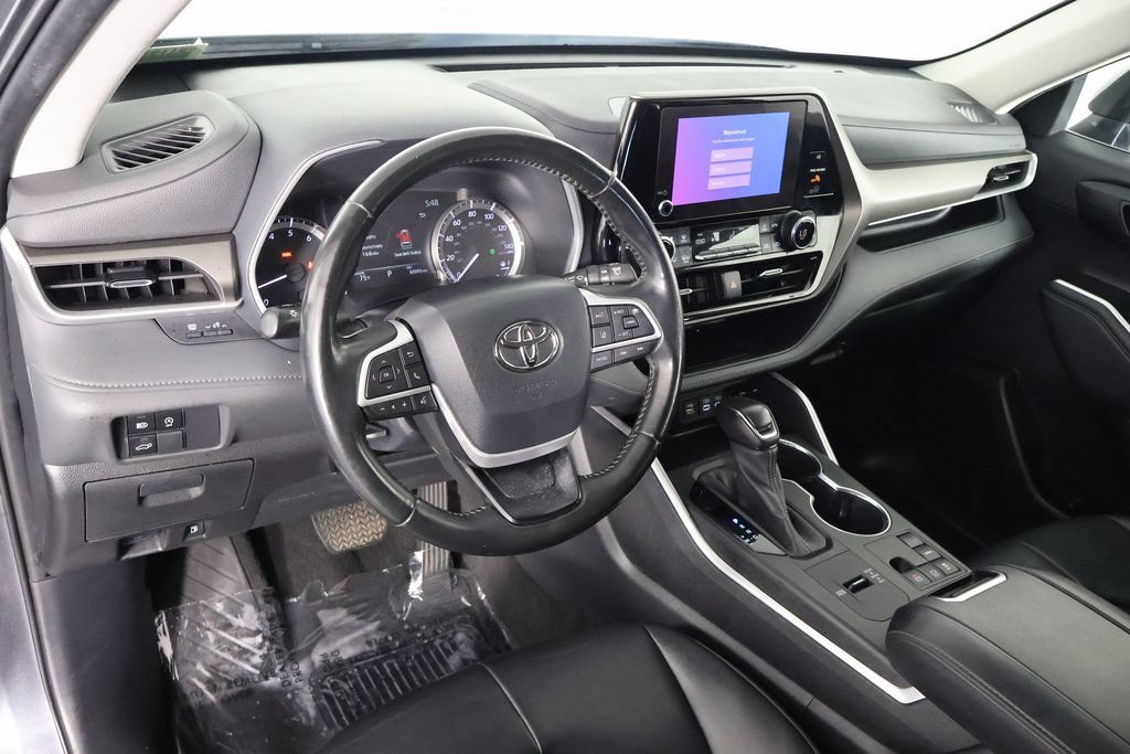 Used 2023 Toyota Highlander XLE FWD image 6