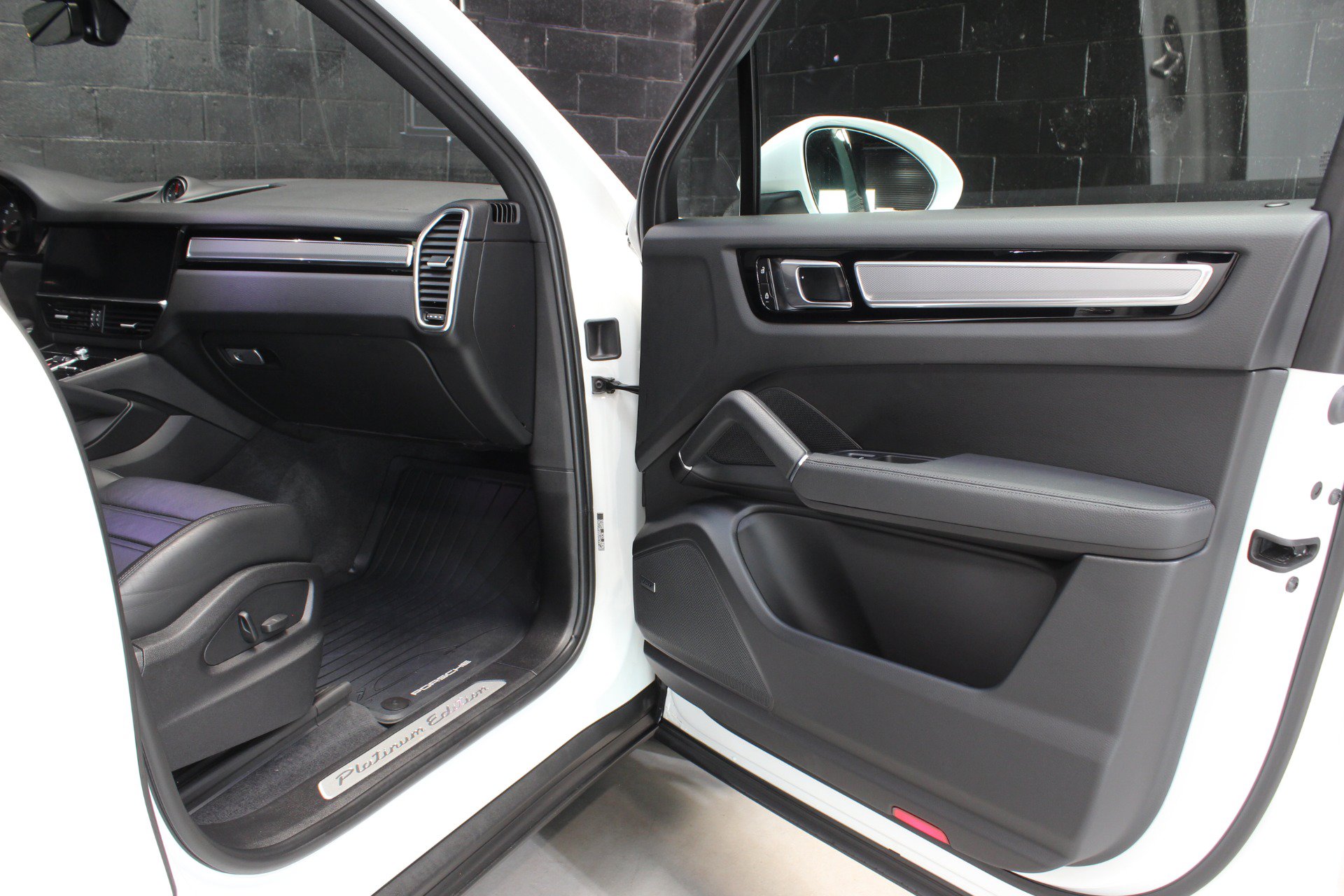 Used 2022 Porsche Cayenne Platinum Edition AWD/4WD image 34