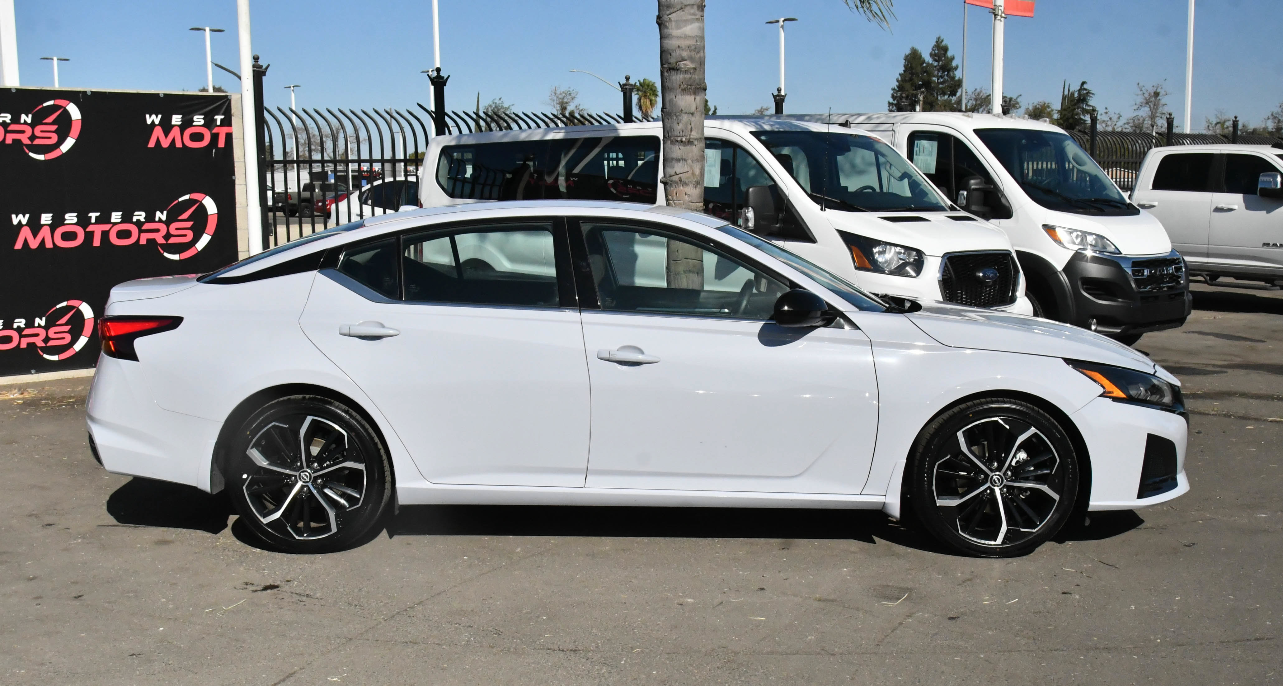 Used 2024 Nissan Altima 2.5 SR FWD image 9