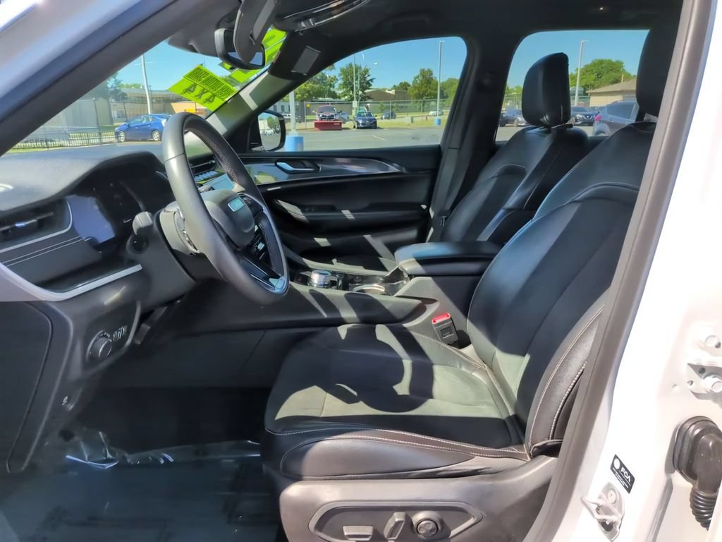 Used 2023 Jeep Grand Cherokee Altitude AWD/4WD image 19